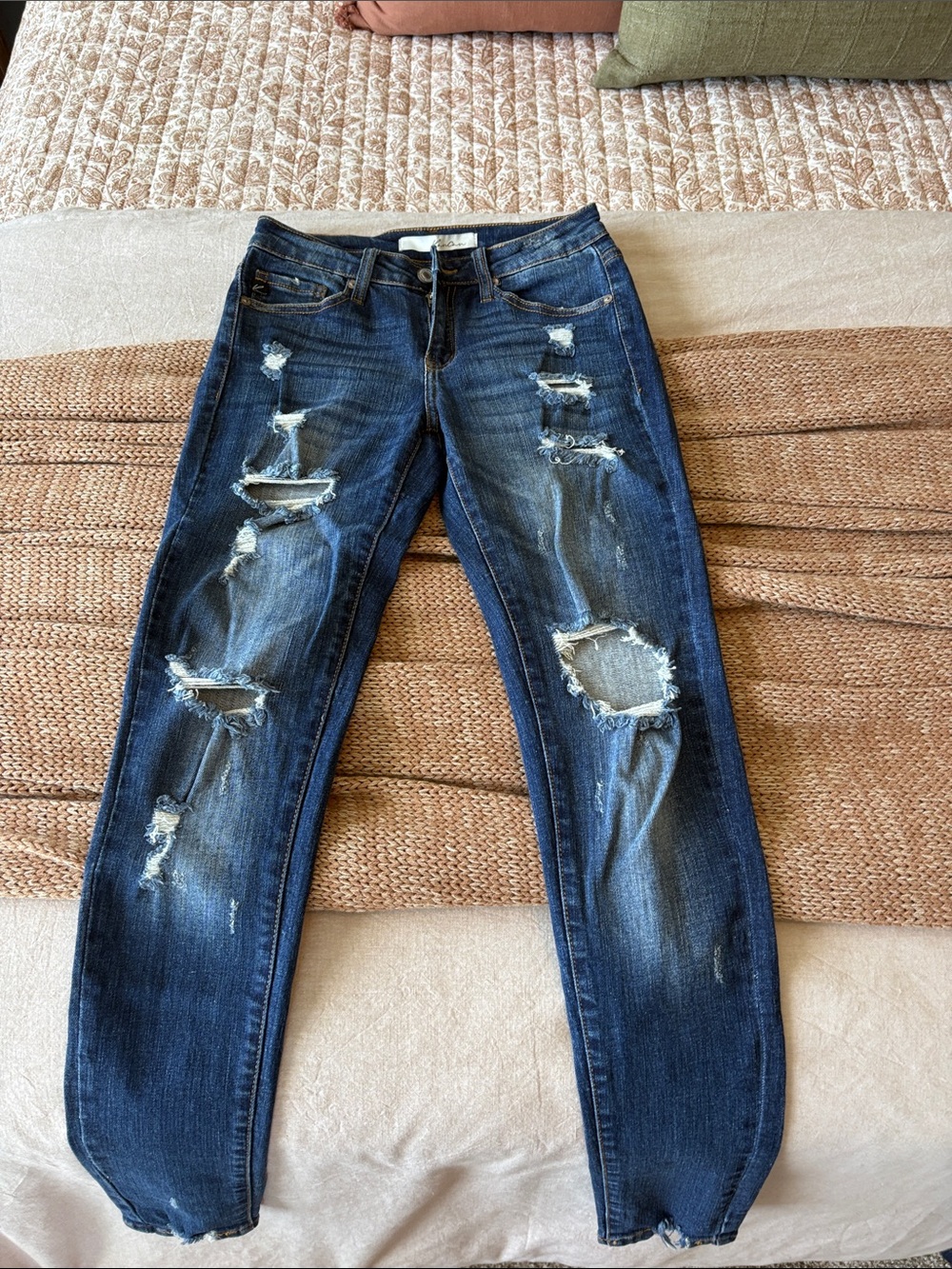 KanCan Women's Low-rise Skinny Distressed Dark Blue Jeans